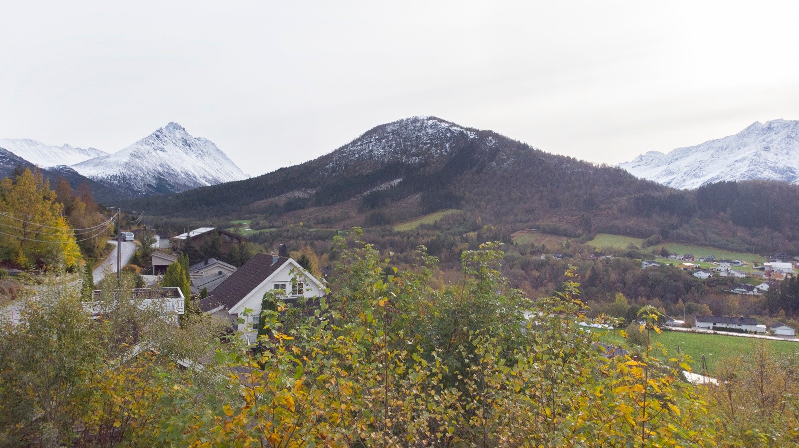 Fra tomten er det flott utsikt og gode solforhold. Galleribilde