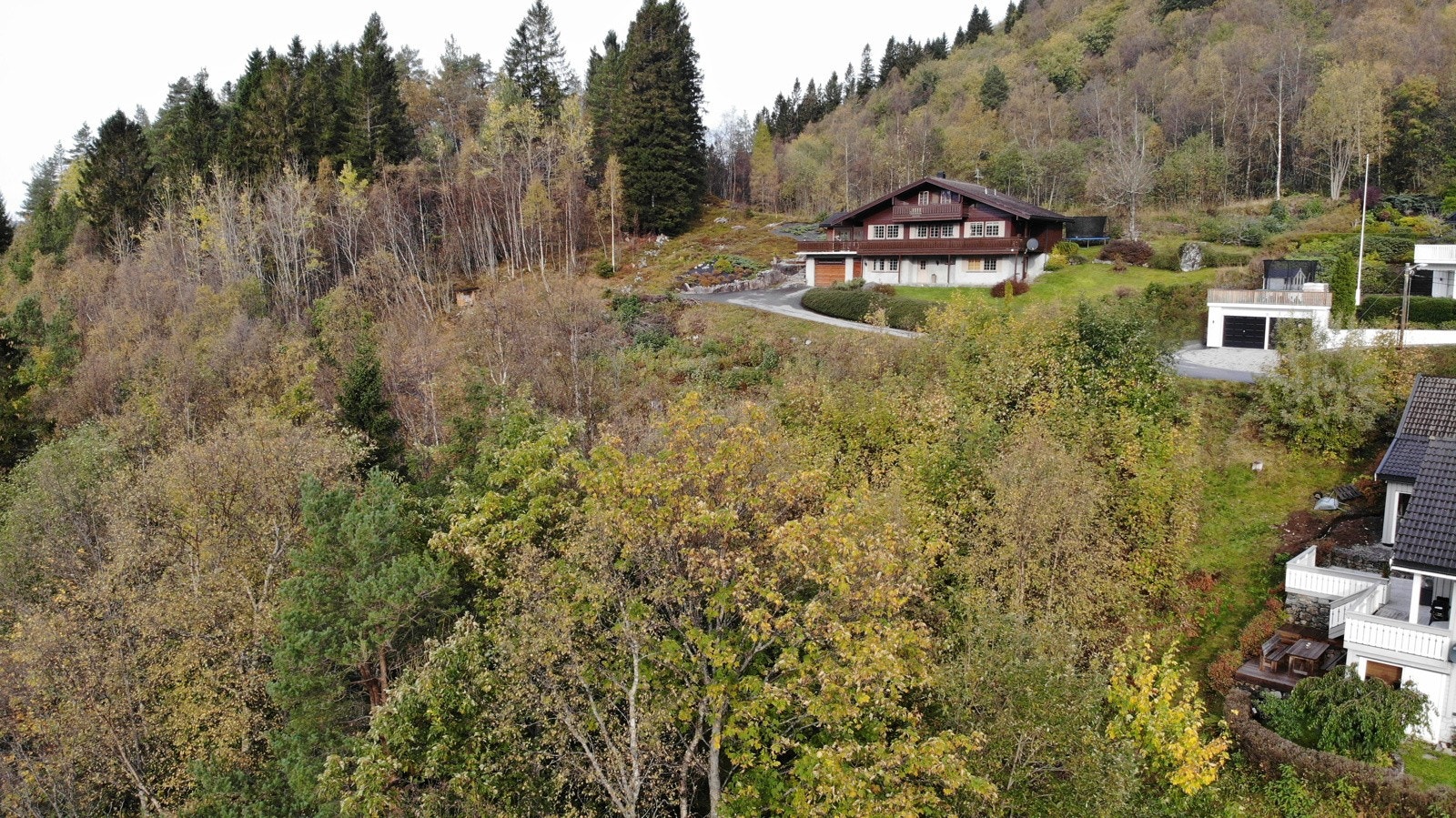 Tomten har adkomst fra Reitehaugvegen. Galleribilde