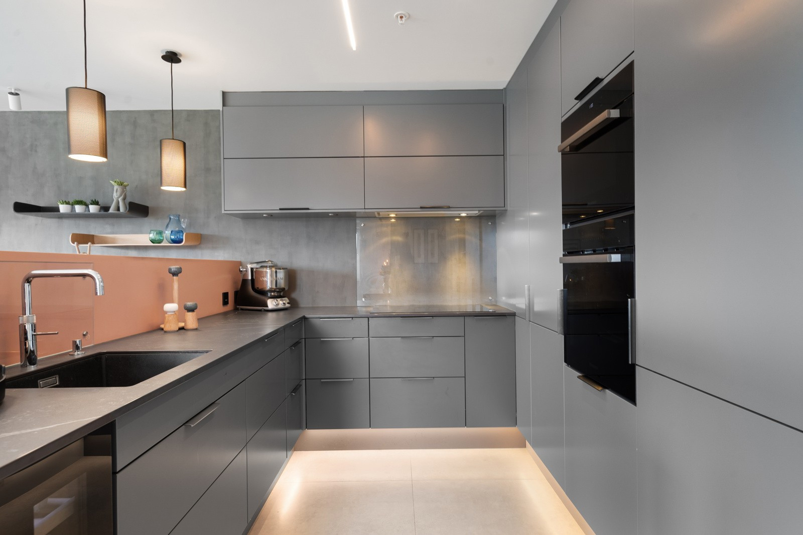 Nytt kjøkken fra Sigdal i 2019 som framstår meget lekkert. Integrerte hvitevarer fra kvalitetsleverandører som Miele og Blomberg.