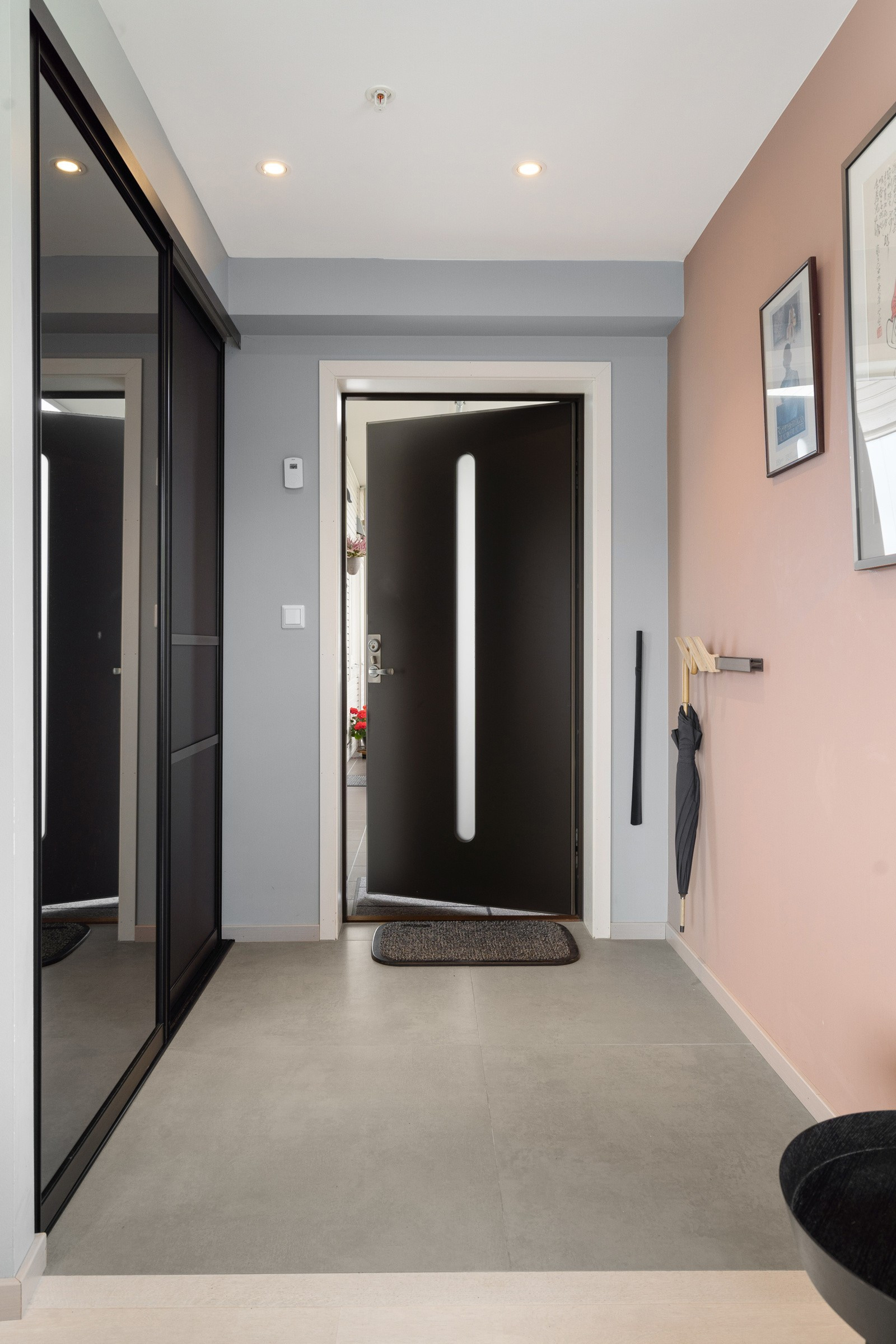 Stor skyvedørsgarderobe i entreen med god oppbevaringsplass for sko og yttertøy.