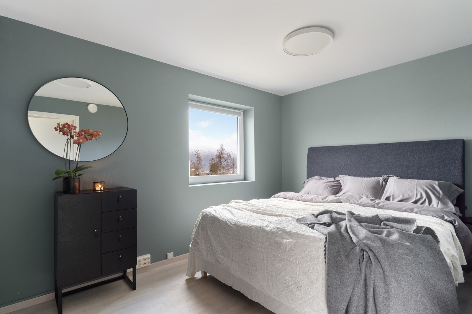 Hovedsoverommet er innredet med stor skyvedørsgarderobe med god oppbevaringsplass.