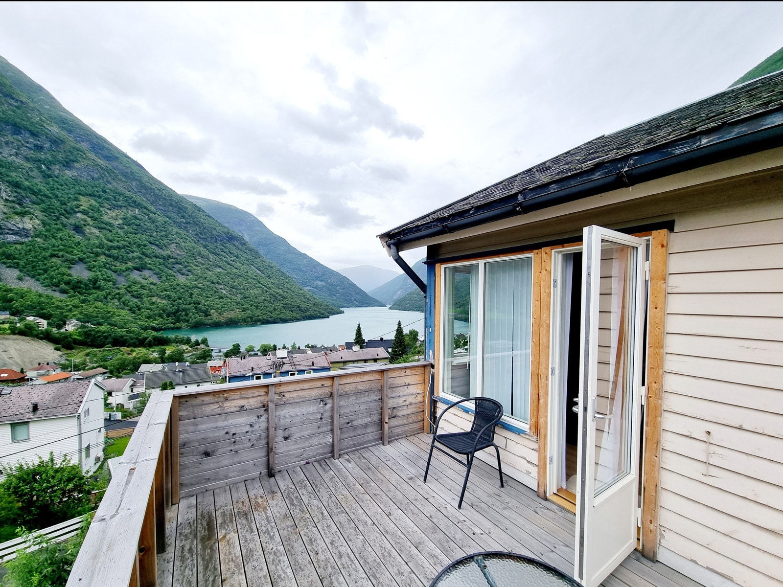 Leiligheten har en balkong utenfor stuen med flott utsikt over bygd, fjell, fjord og Årdalsvatnet. Galleribilde