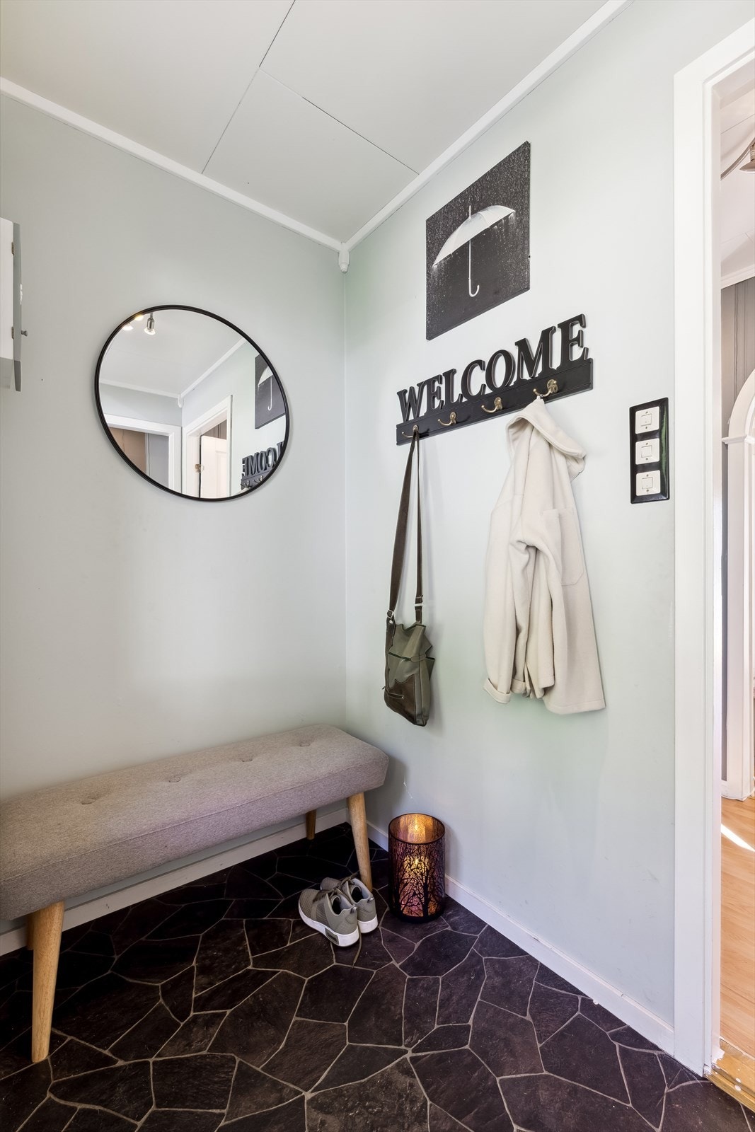 Velkommen inn! - Entréen er innbyende og er tilknyttet garderobe med god oppbevaringsplass Galleribilde