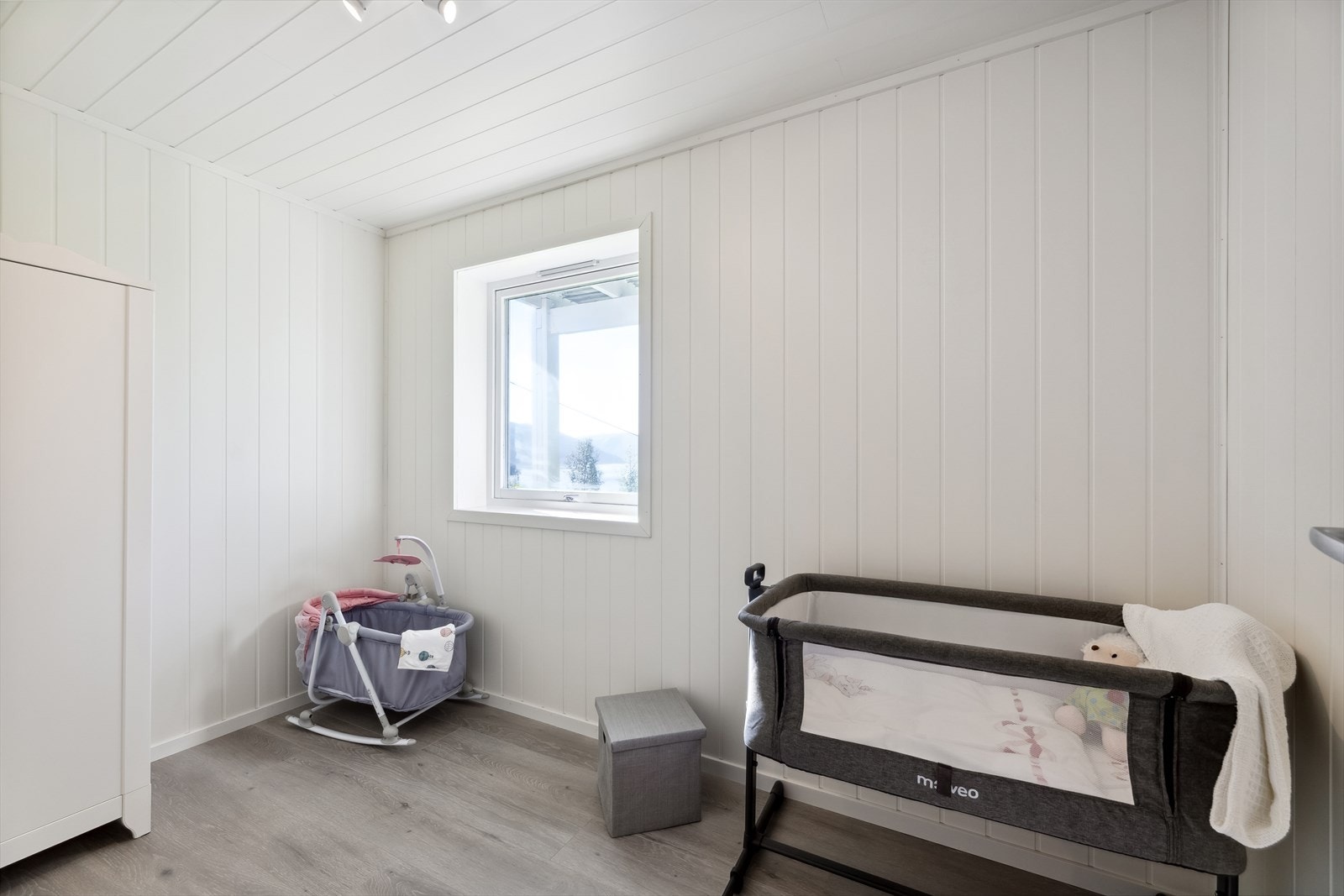 Det andre soverommet har lyse overflater og passer fint som barnerom Galleribilde
