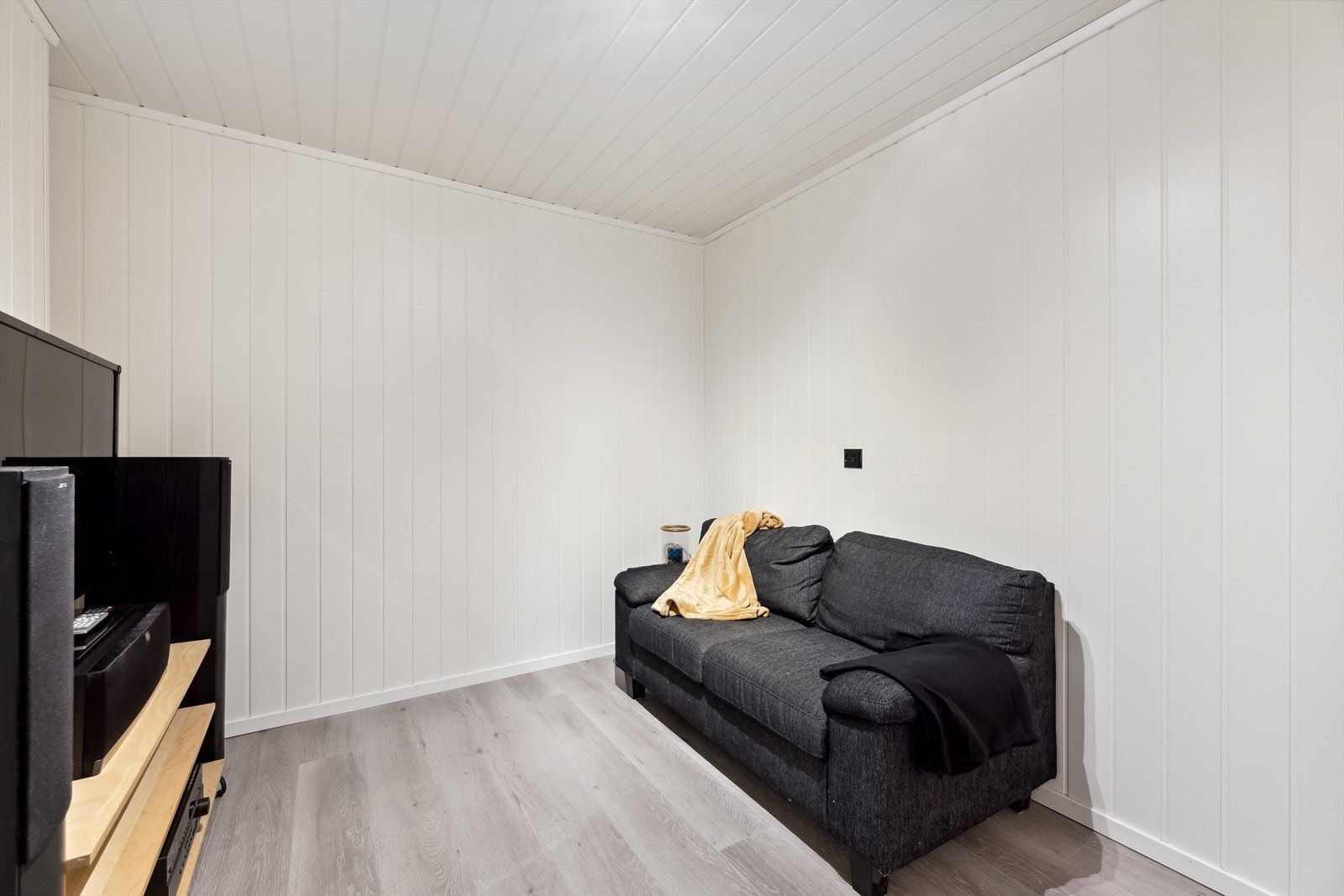 Bod som i dag benyttes til stue- Bruksendring fra bod til stue er søknadspliktig og rommet er ikke godkjent med dagens bruk. Se punkt under "ferdigattest/brukstillatelse" Galleribilde