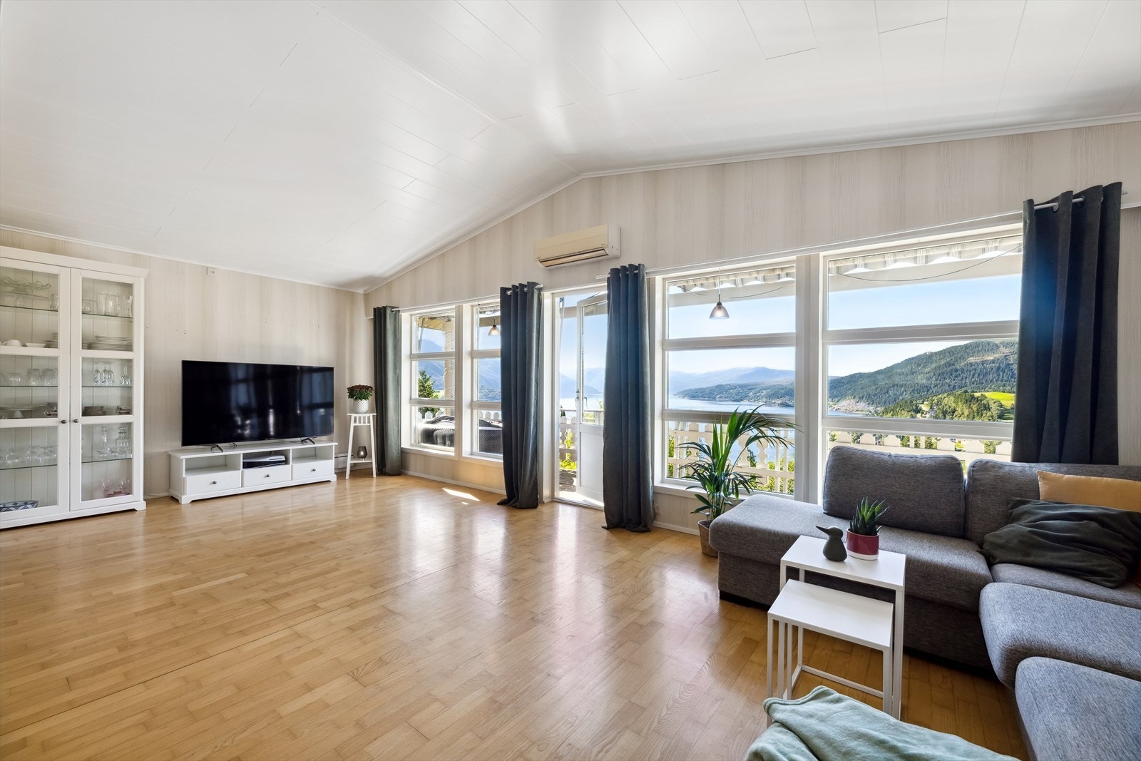 Vinduene byr også på enestående utsikt over fjord og fjell Galleribilde