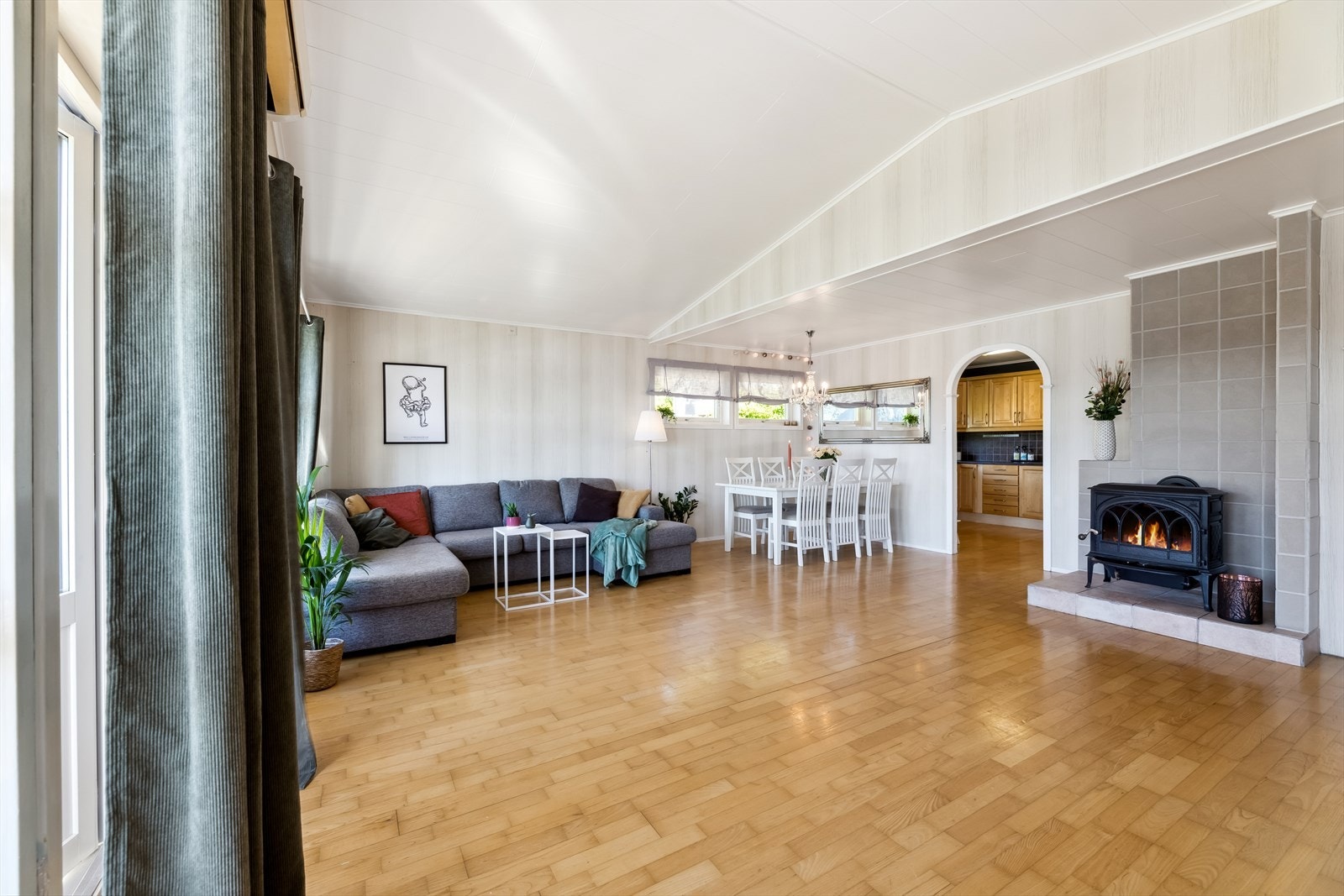 Stuen har oppvarming med både vedfyring og varmepumpe Galleribilde