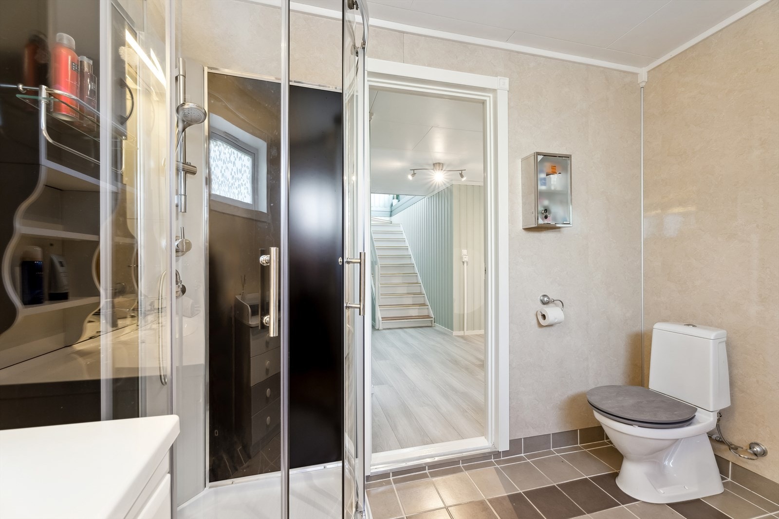 Badet ble oppgradert i ca. 2011 og er utført med våtromsplater på vegger og fliser på gulv - Oppvarming med gulvvarme Galleribilde