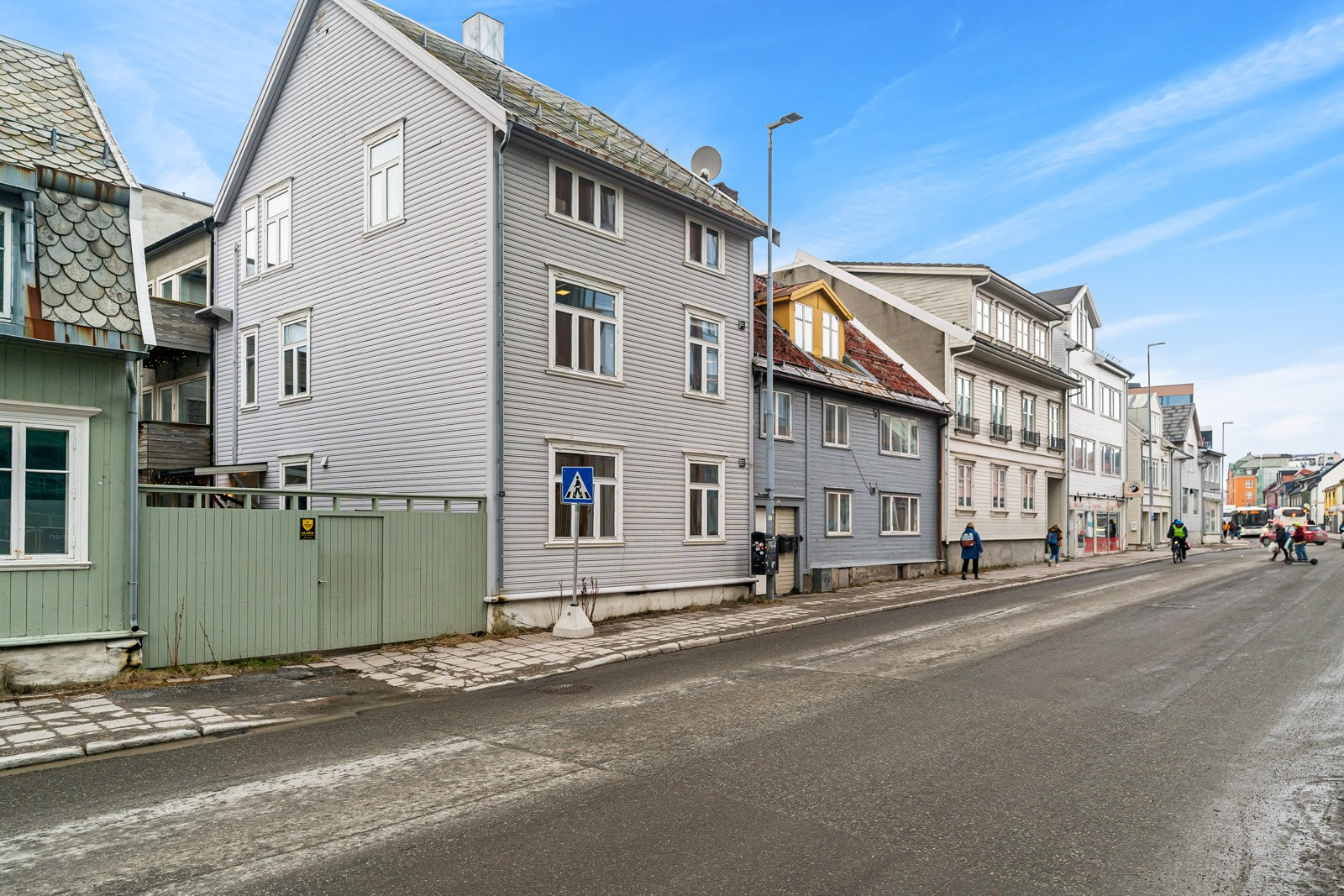 Like utenfor døra finner du dagligvare, treningssenter og buss med direkteforbindelse til bl a UiT/UNN, Giæverbukta og flyplassen i umiddelbar nærhet.
