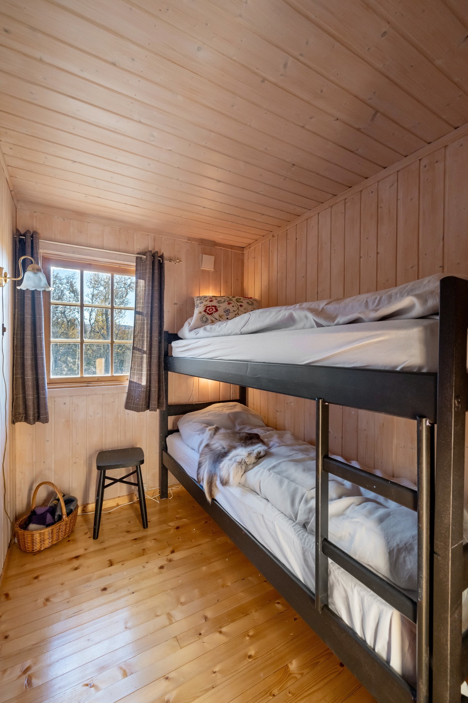 Det er 3 gode soverom med 7 sengeplasser med dagens innredning. Galleribilde