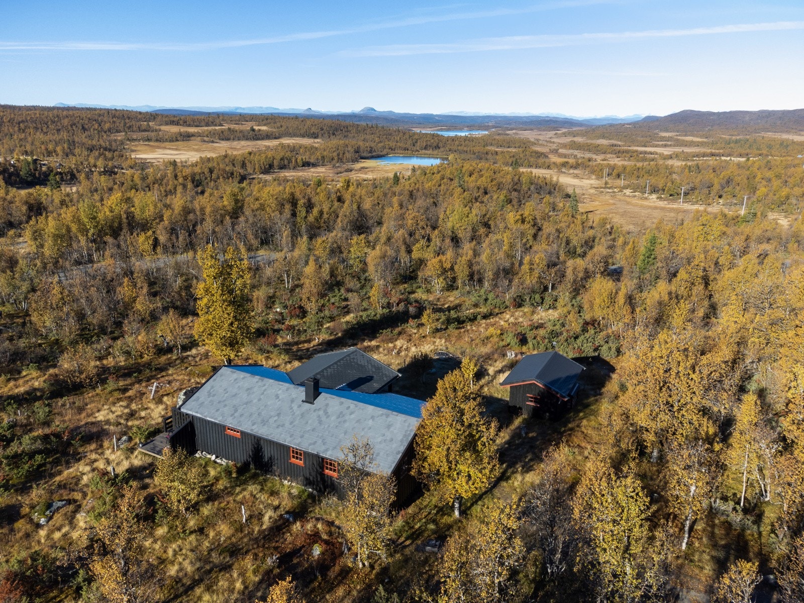 Fra eiendommen har du en fantastisk utsikt til flere fjelltopper innover blant annet Jotunheimen. Galleribilde