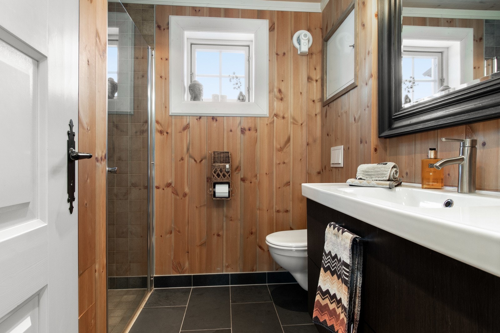 Badet i 1.etasje har dusjsone, toalett og servant. Galleribilde