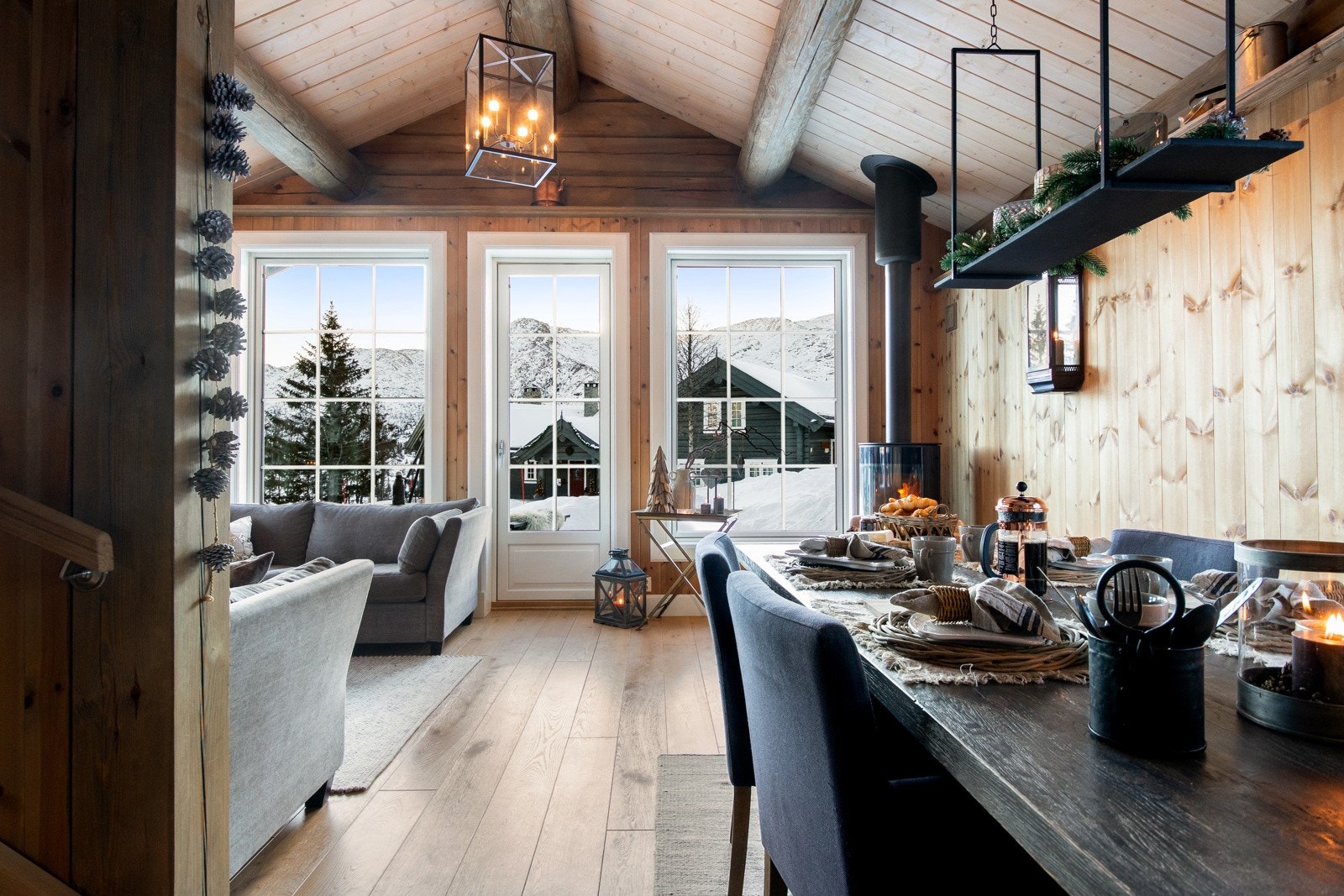 Stua har godt med plass til langbord. Galleribilde