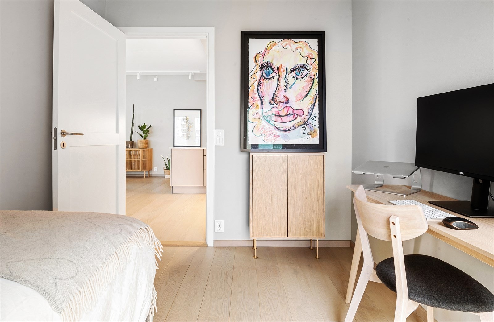 Soverom 2 er også av god størrelse med plass til seng og tilhørende møblement. Galleribilde