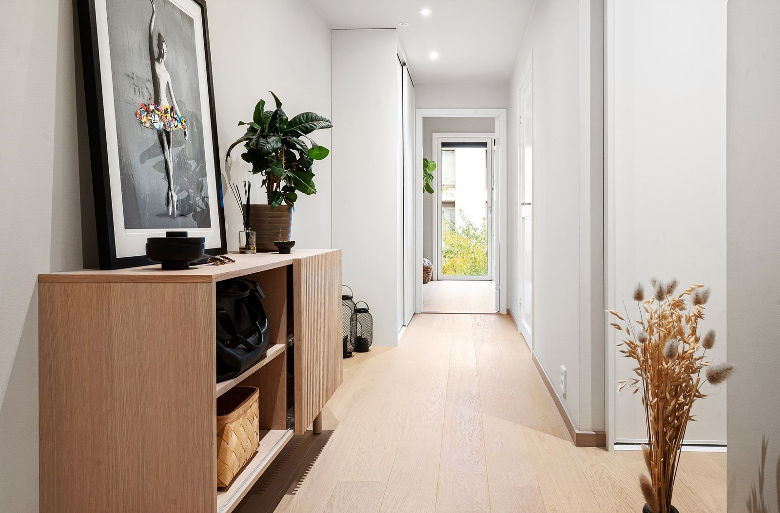 Romslig hall/entré med oppbevaringsmuligheter i skyvedørsgarderobe. Galleribilde