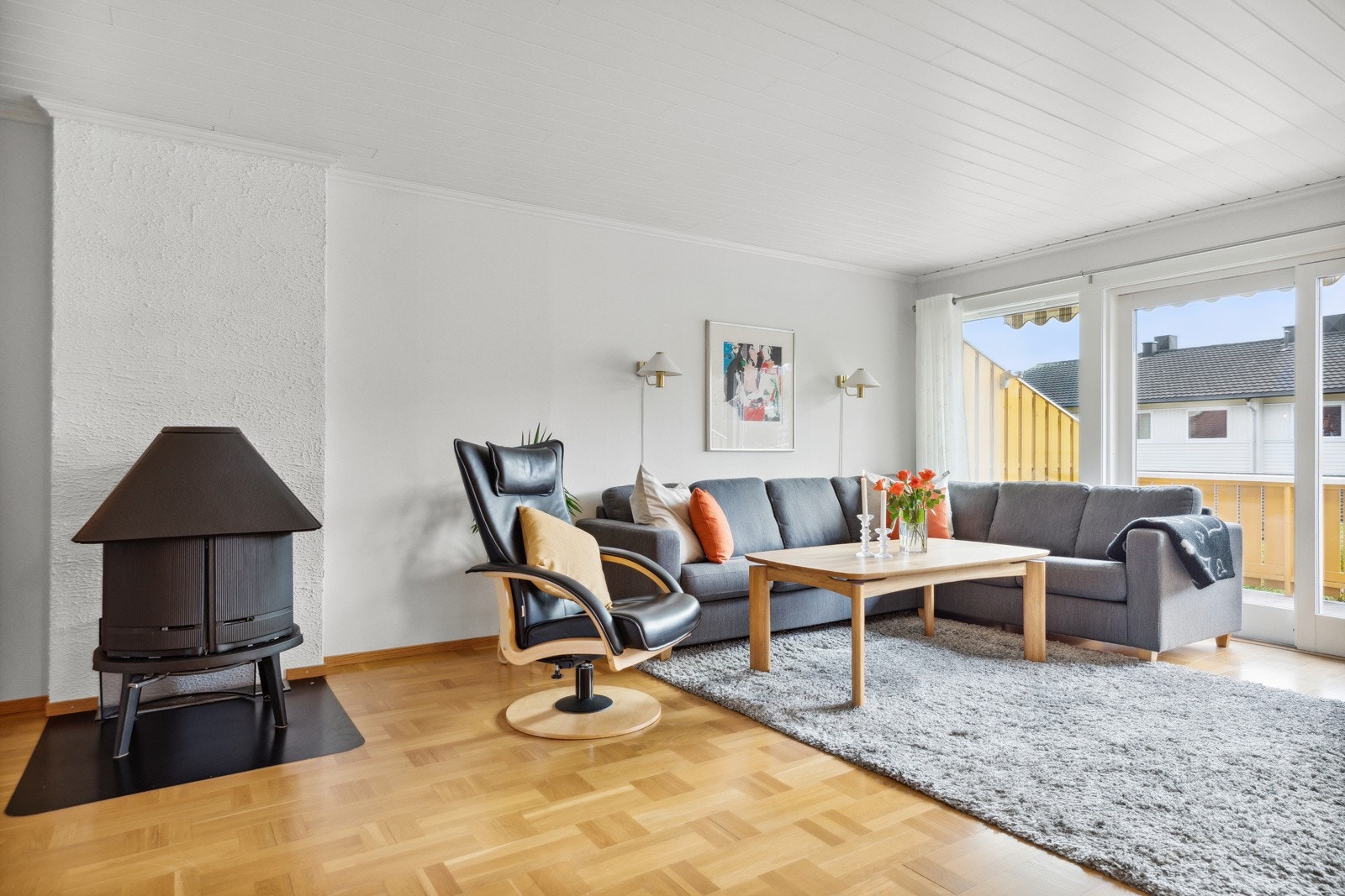 På stuen er det vedovn for behagelig oppvarming.