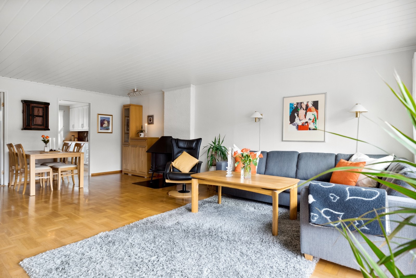 Det er god plass til både spisebord, sofagruppe og tilhørende møblement.