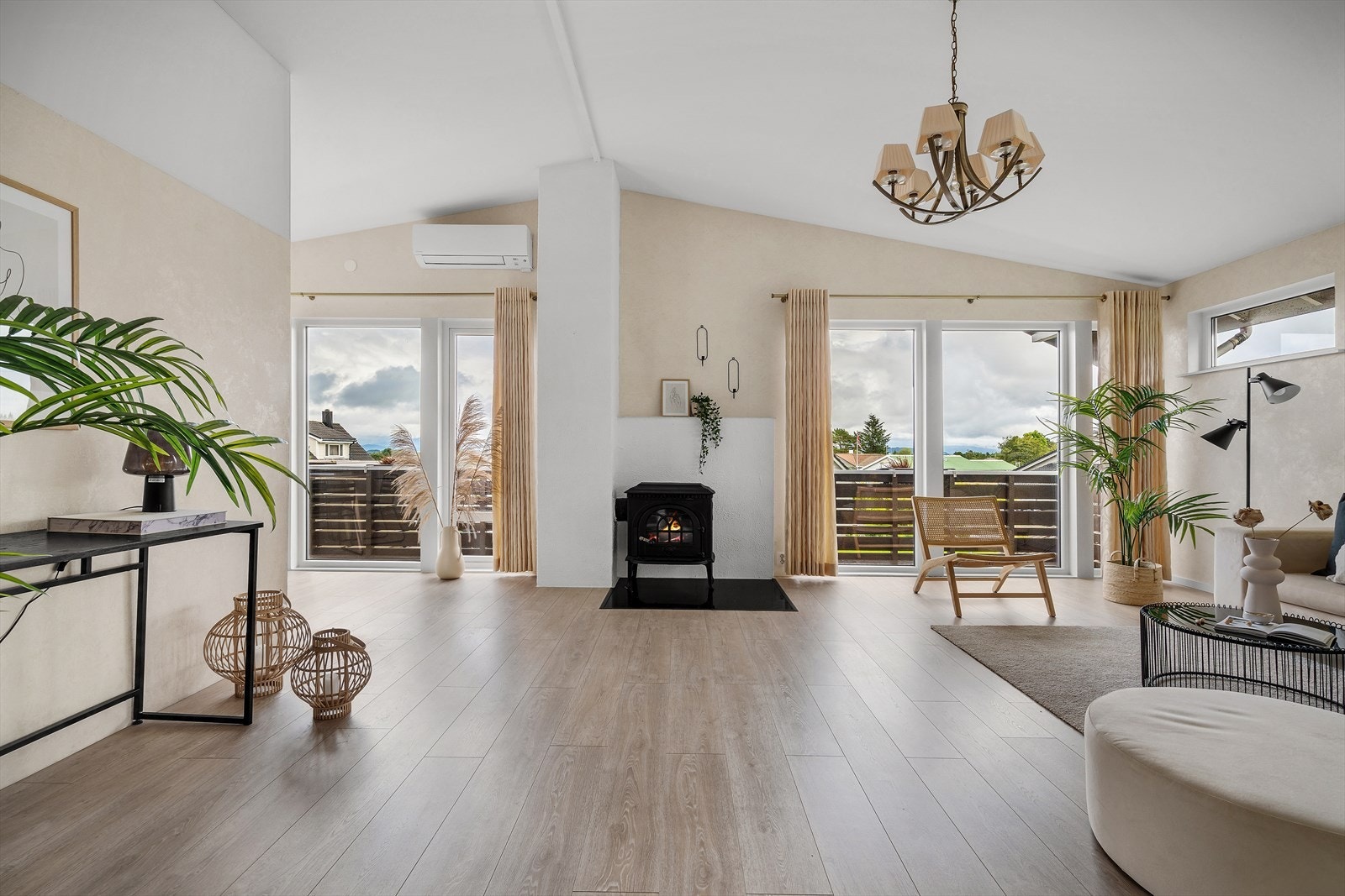 Lyst og trivelig med store vindusflater og peis. Galleribilde