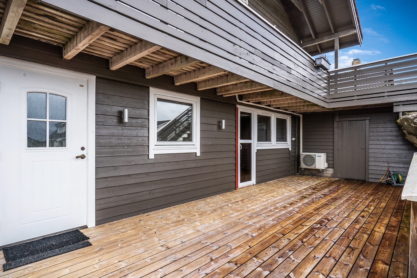 Inngangsparti/uteområdet til utleiedelen. Galleribilde