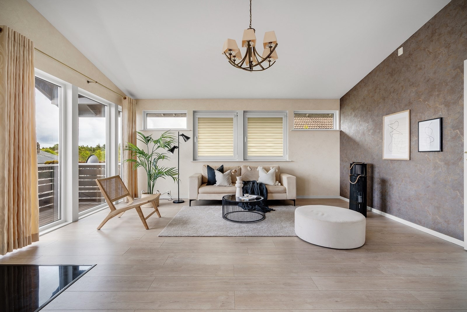 Godt med naturlig lys gjennom flere vinduer og altandør i stuen. Galleribilde