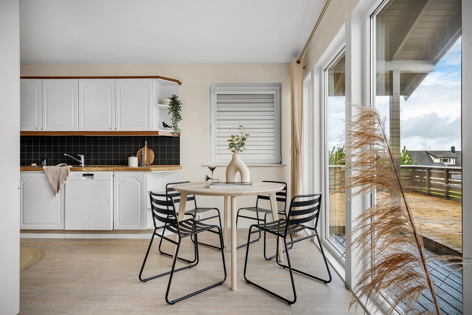 Kjøkken med spiseplass. Galleribilde