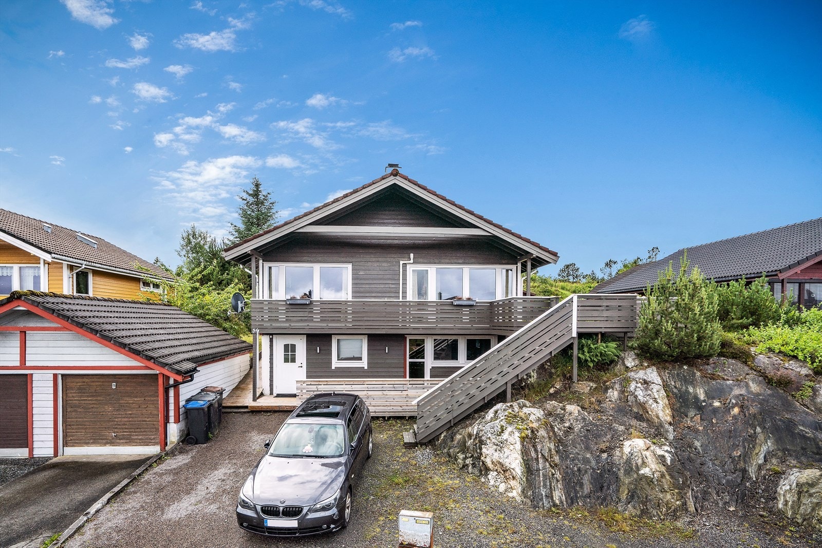 Fasade. Hoveddel oppe og leilighet nede. Galleribilde