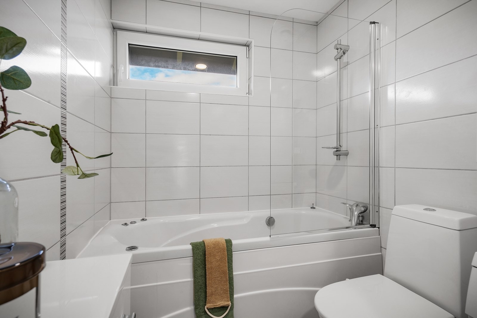 Lyst og delikat bad med badekar. Galleribilde