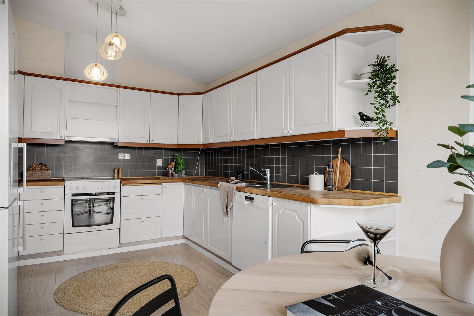 Kjøkkenet er lyst og fint med profilerte fronter. Galleribilde