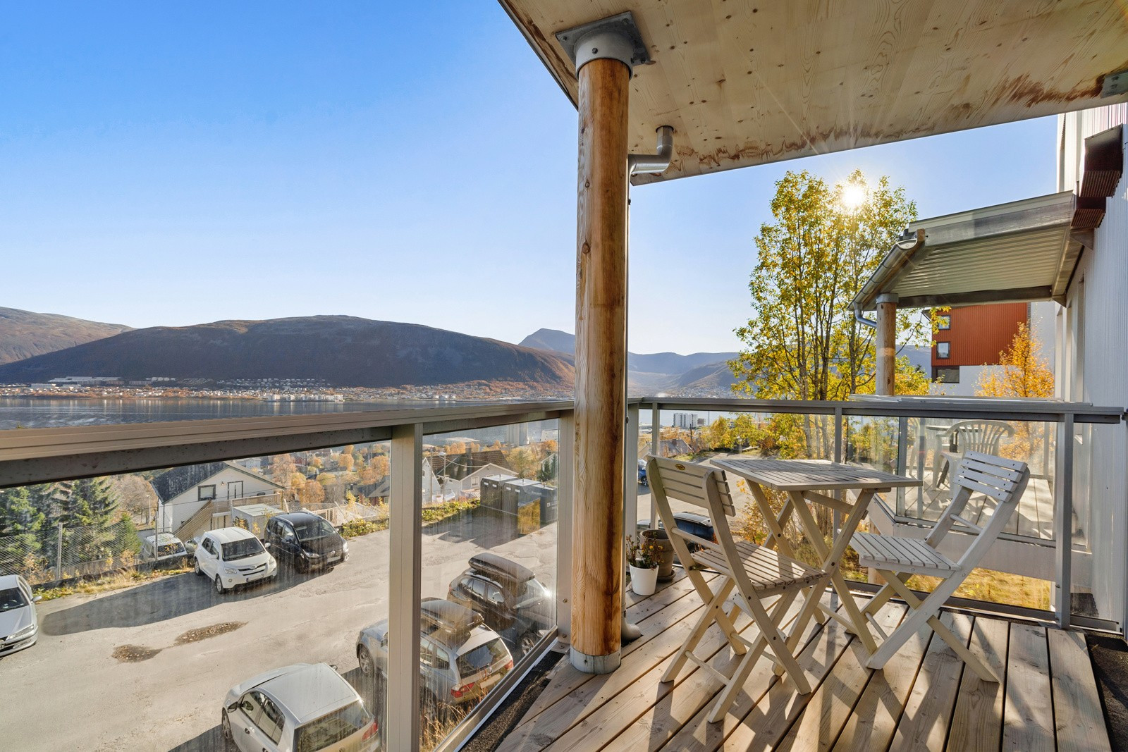 Fra stuen har du utgang til balkong med plass til utemøbler og beplantning. Et perfekt sted å nyte finværsdagene i Tromsø!
