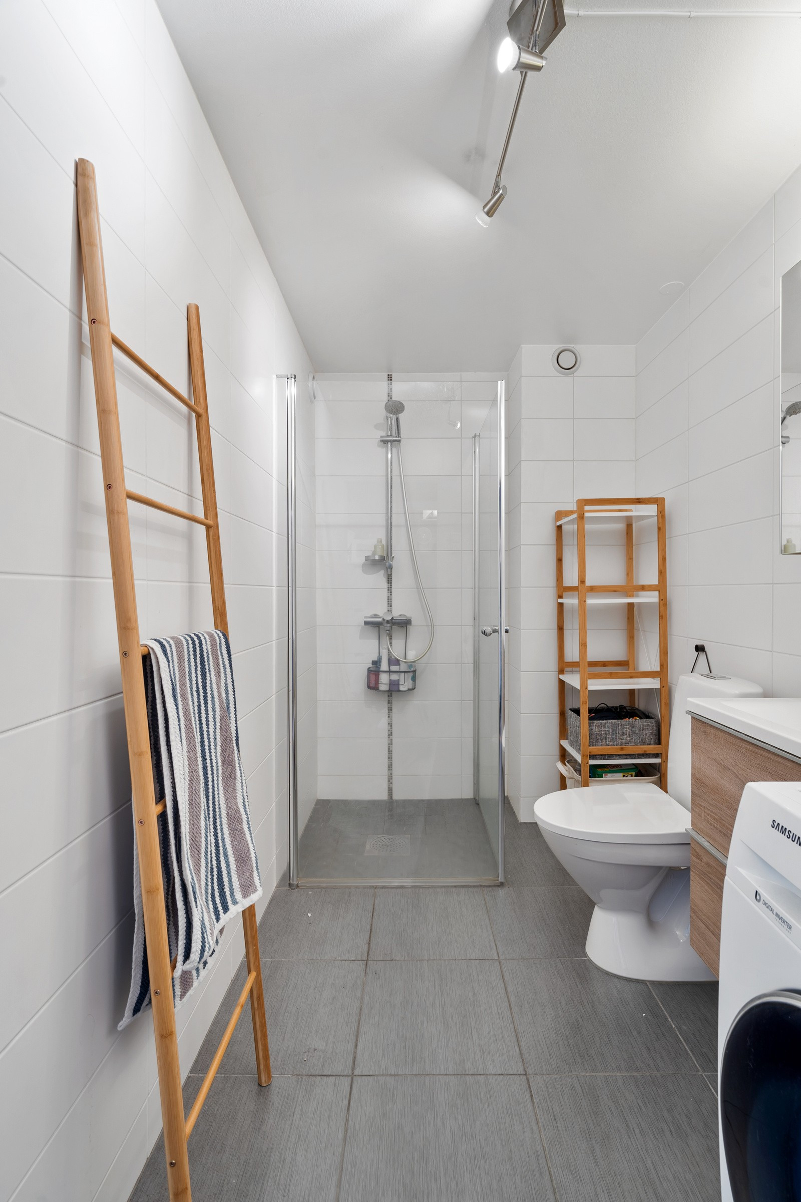 Badet er romslig og har god plass til vaskemaskin/tørketrommel.