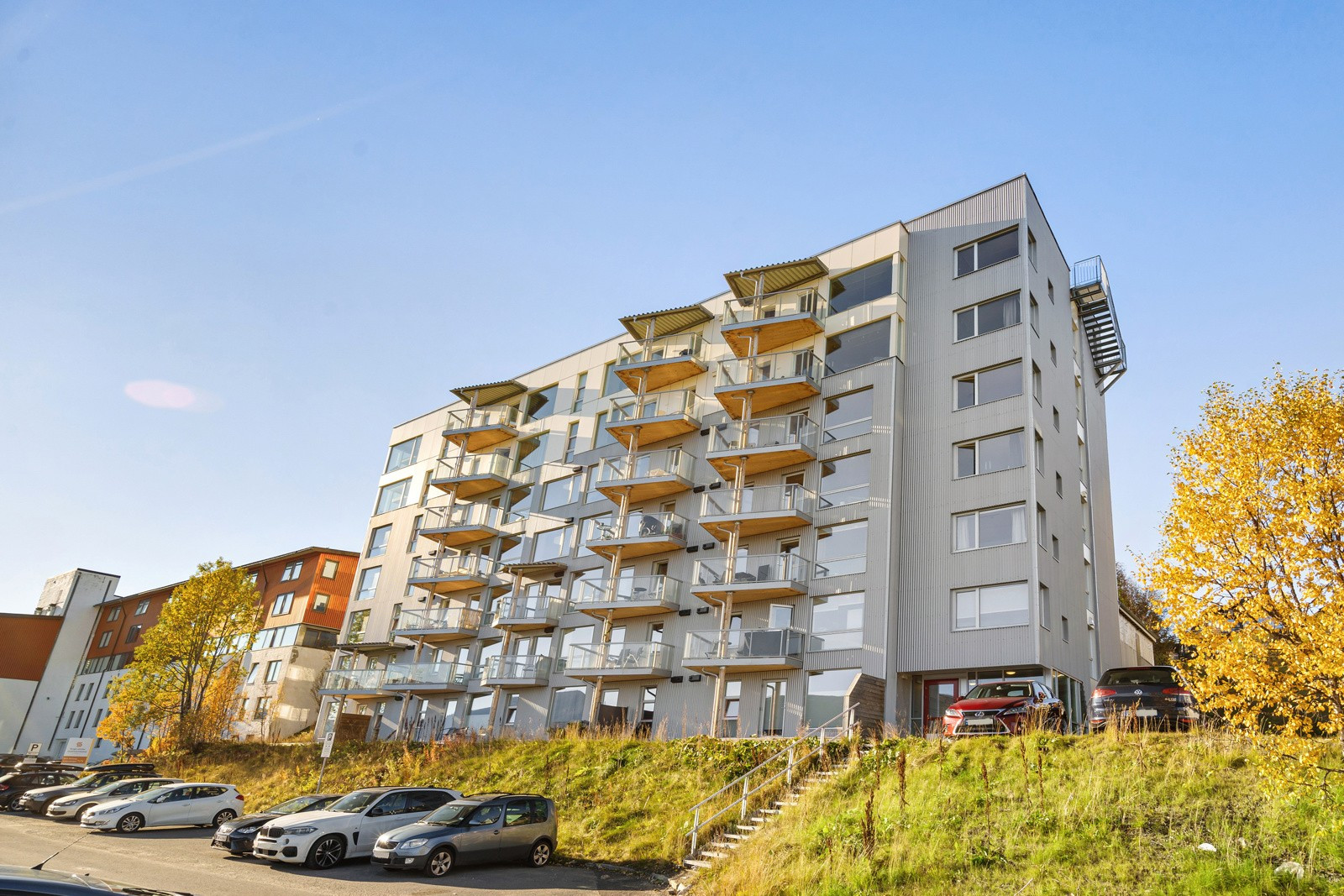 I tillegg til UiT/UNN, bussforbindelse, Tromsøbadet m.m. Busstoppet som ligger like ved blokka har hyppige avganger til Sentrum, Giæverbukta og flyplassen.