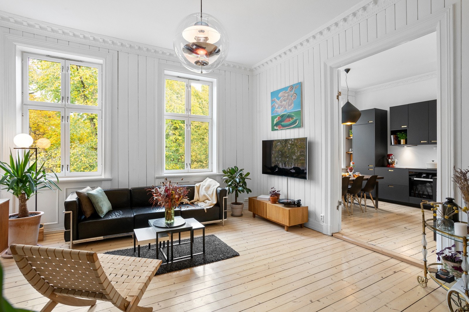 Fra stuen har man direkte adkomst til kjøkken, via fløydører Galleribilde