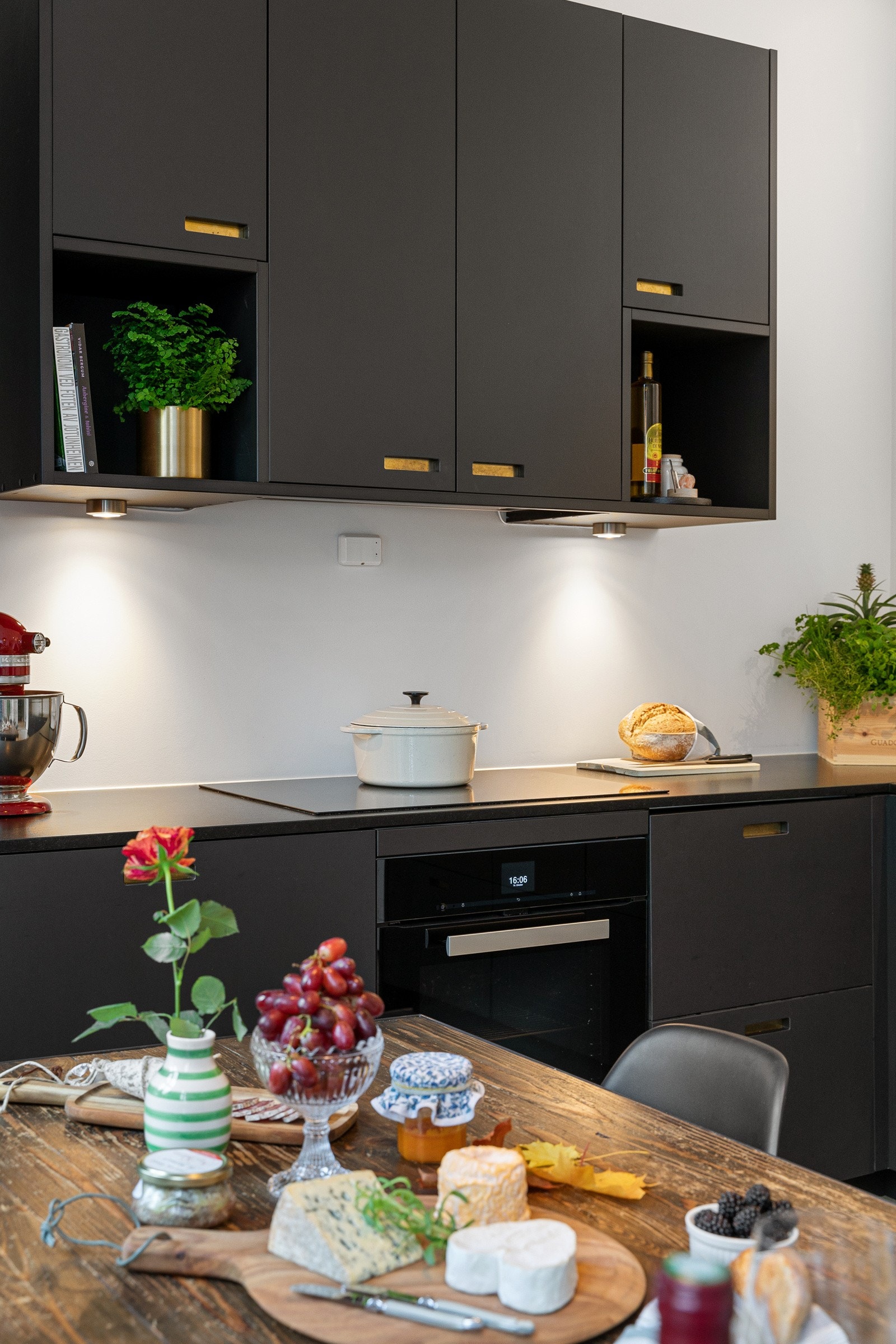 Benkeplate i granitt, ovn fra Miele og armatur fra KWC Galleribilde