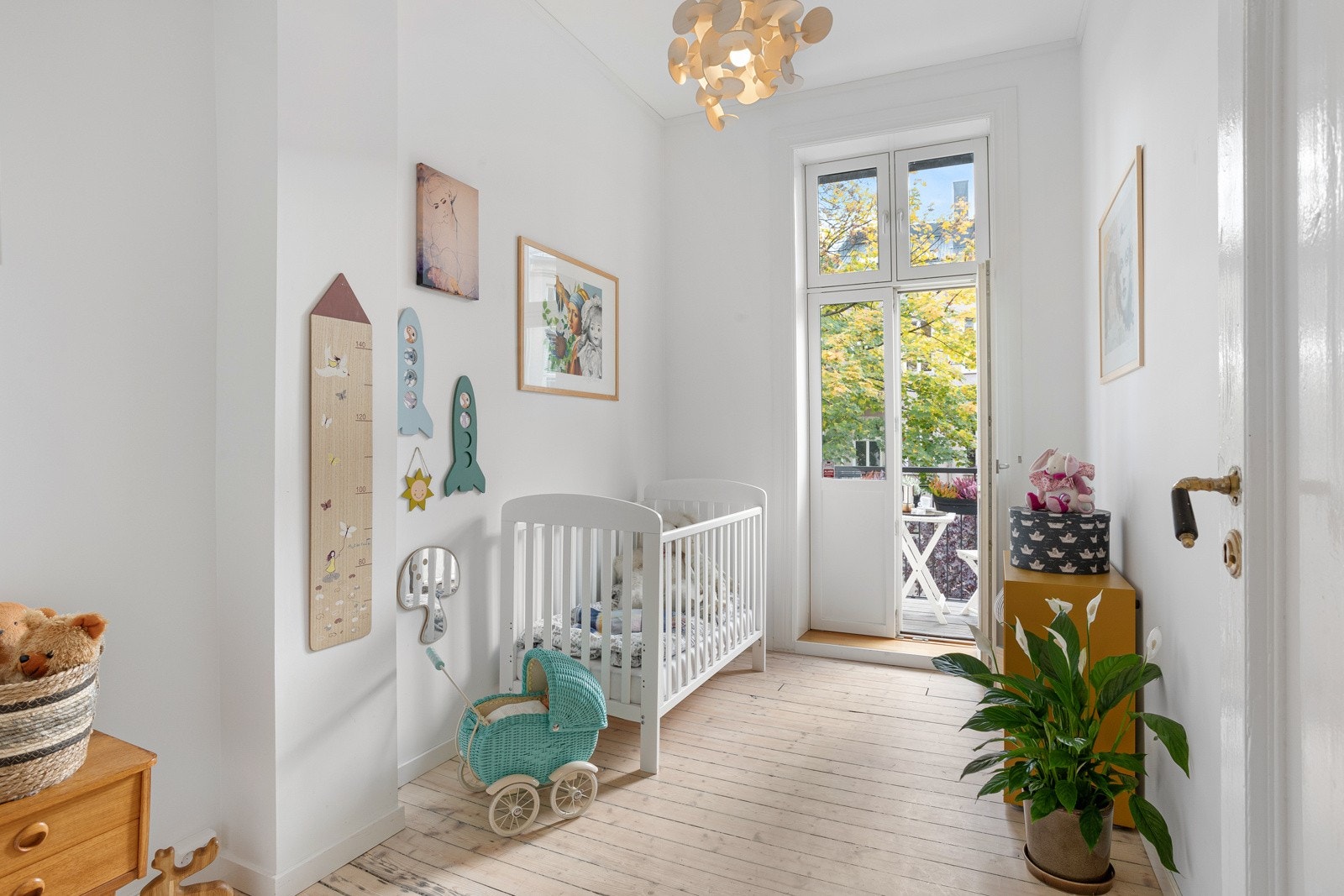 Her har man et lyst og trivelig rom med adkomst til balkong mot syd og bakgården Galleribilde