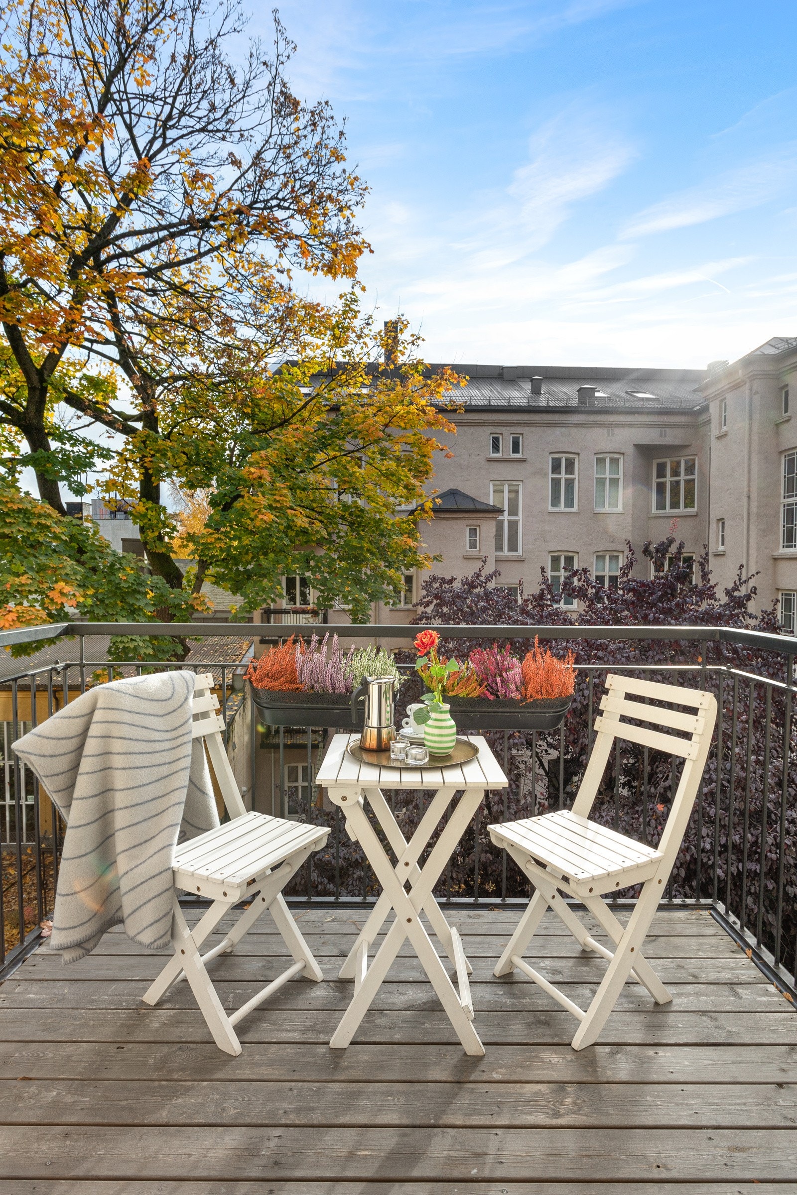 På balkongen har man utsyn over hyggelig bakgårdsmiljø og flotte solforhold Galleribilde
