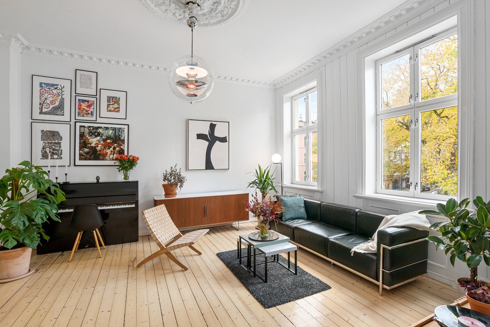 Flotte lysforhold i stuen med to langstrakte klassiske vinduer og flott skue mot Olaf Ryes Plass Galleribilde