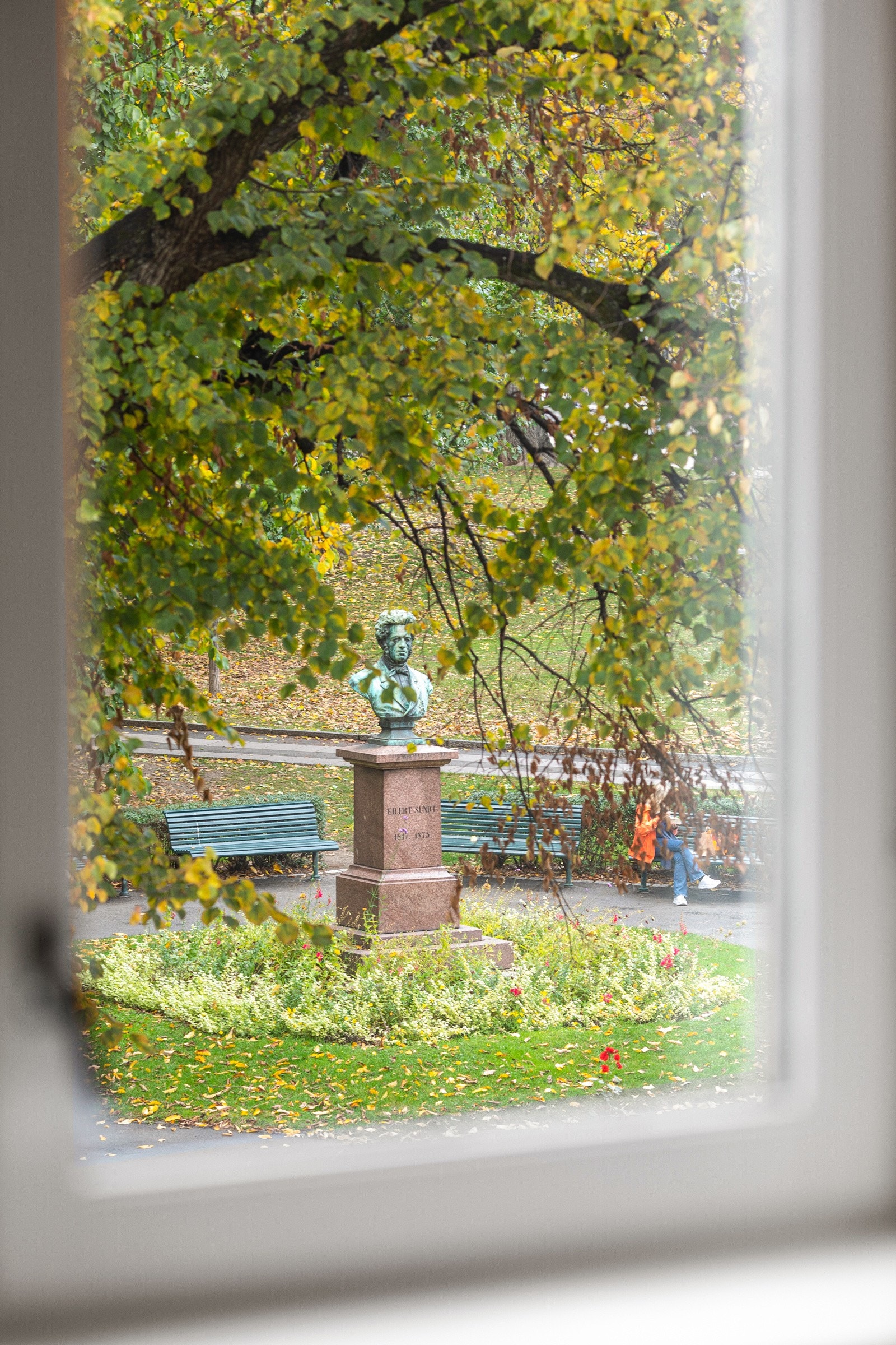 Hyggelig utsyn mot Olaf Ryes Plass og statuen av Eilert Sundt. Galleribilde