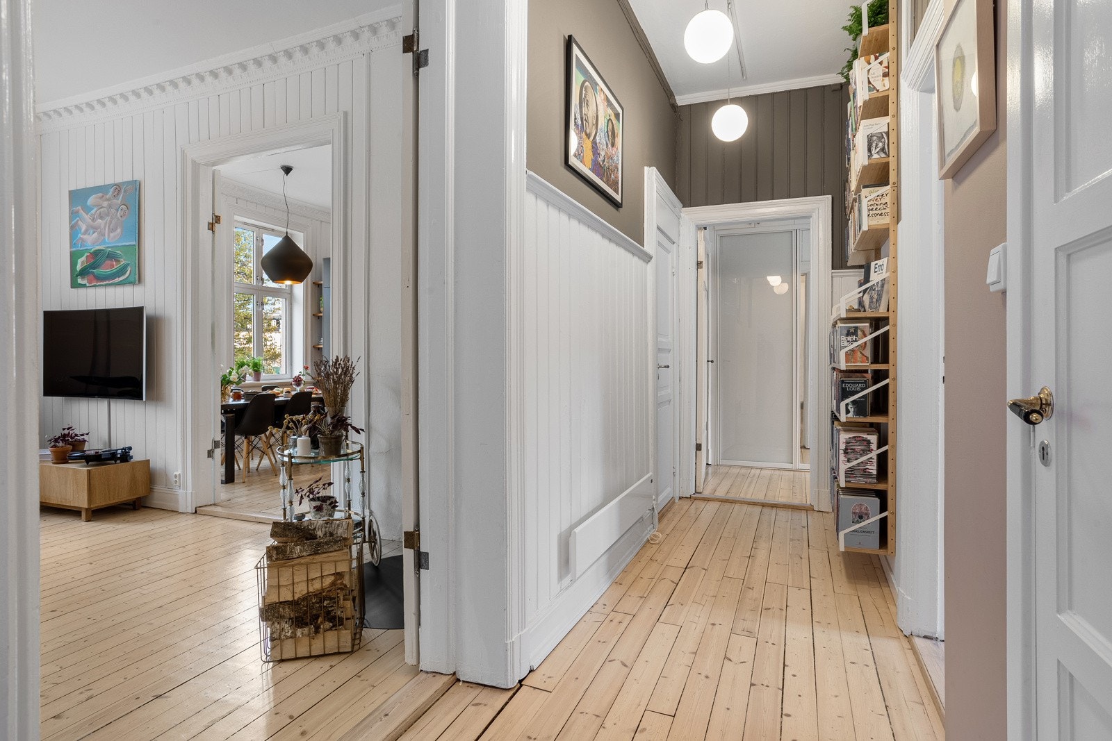 Langstrakt gang med gode oppbevaringsmuligheter Galleribilde