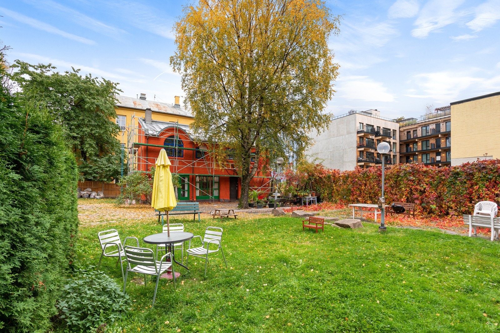 Denne idylliske delen av bakgården tilhører også samme borettslag. Her er det gode solforhold og grillmuligheter Galleribilde
