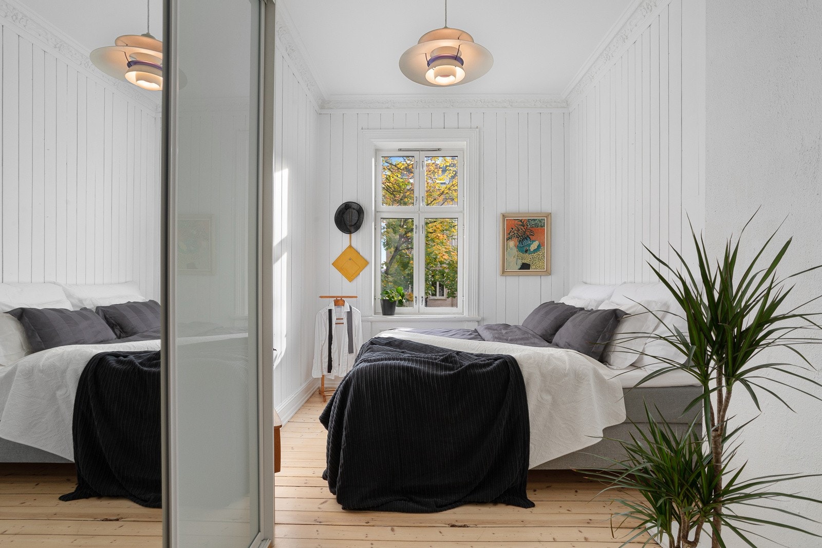 Hovedsoverom med med god plass til dobbeltseng og oppbevaring i fastmontert garderobe Galleribilde