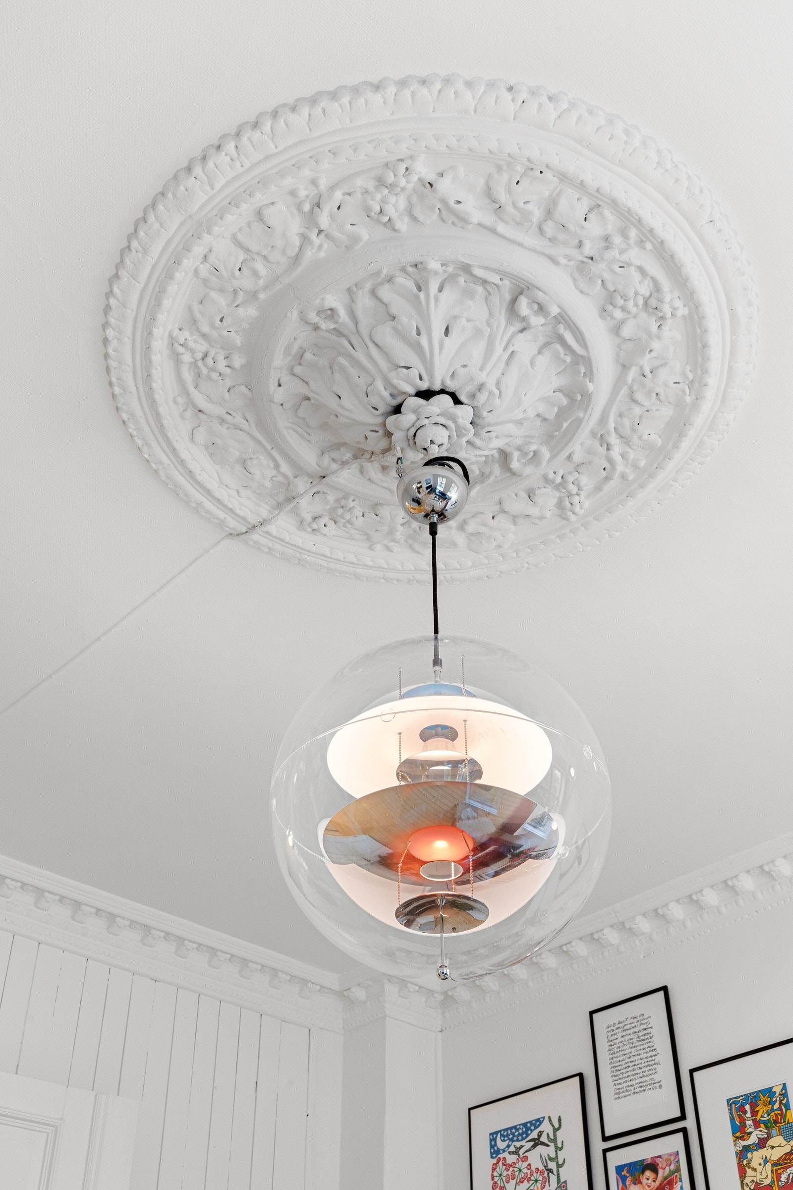 Leiligheten har flotte klassisk detaljer som rosett og stukkatur. Galleribilde