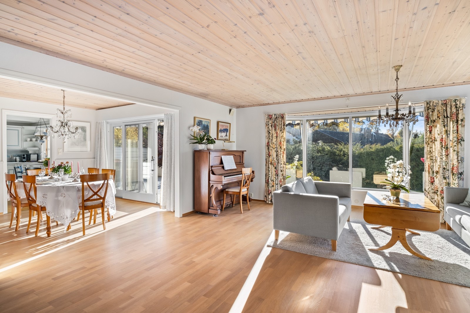 Stuen som har en romløsning som gir en naturlig stue- og spisestuedel. Galleribilde