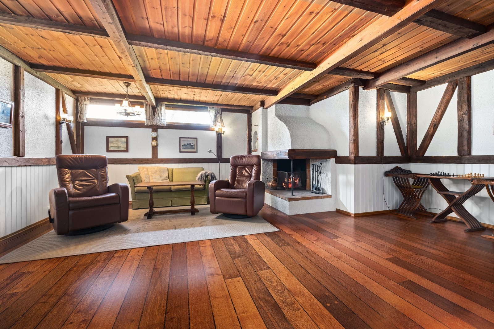 I underetasjen er det også en praktisk kjellerstue som f.eks. kan brukes som tv-stue for ungdommen, eller som lekerom for de minste. Galleribilde