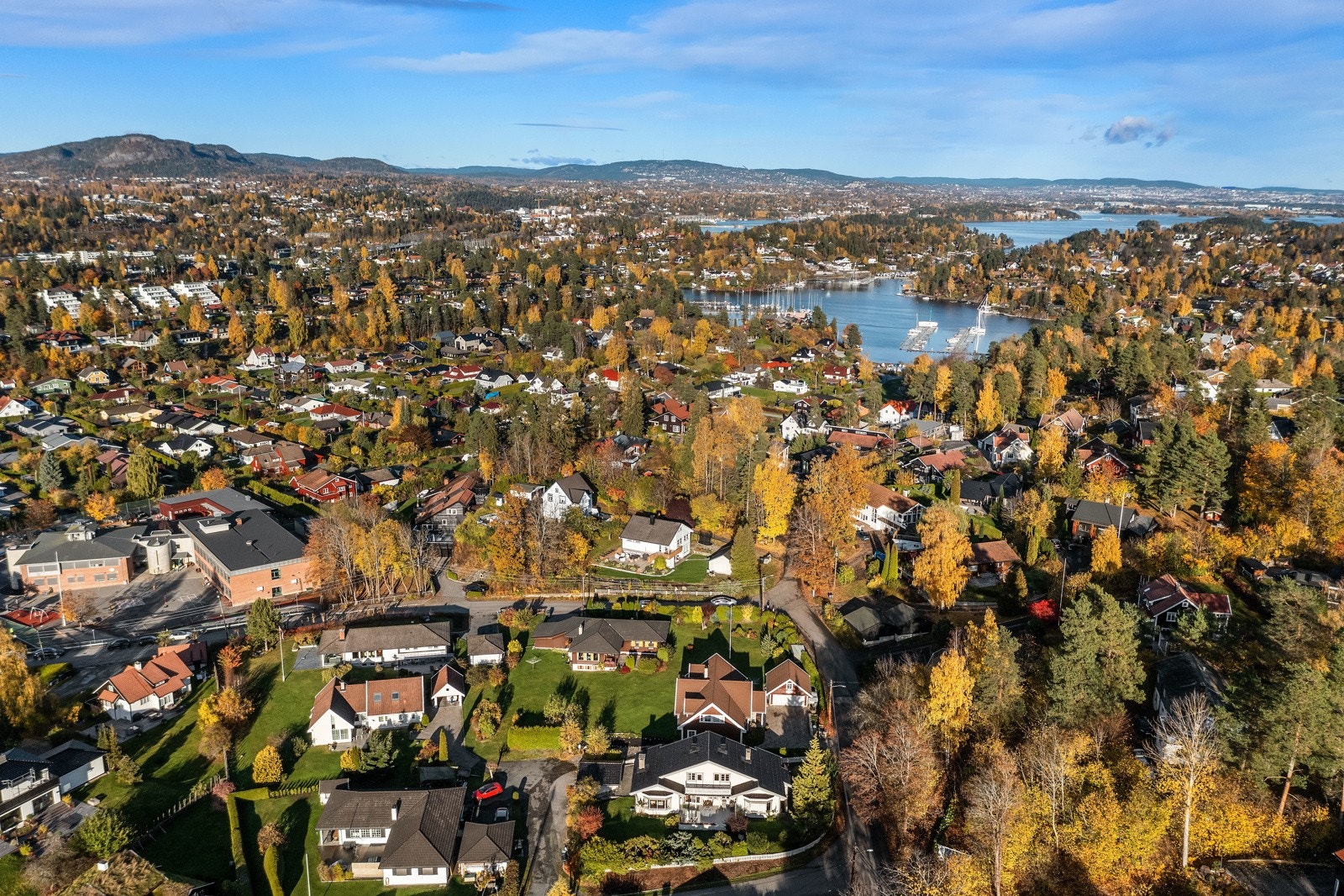 Det er gangavstand til bussholdeplass med avganger til Sandvika som er et knutepunkt for offentlig kommunikasjon og ekspressavganger til Oslo. Galleribilde