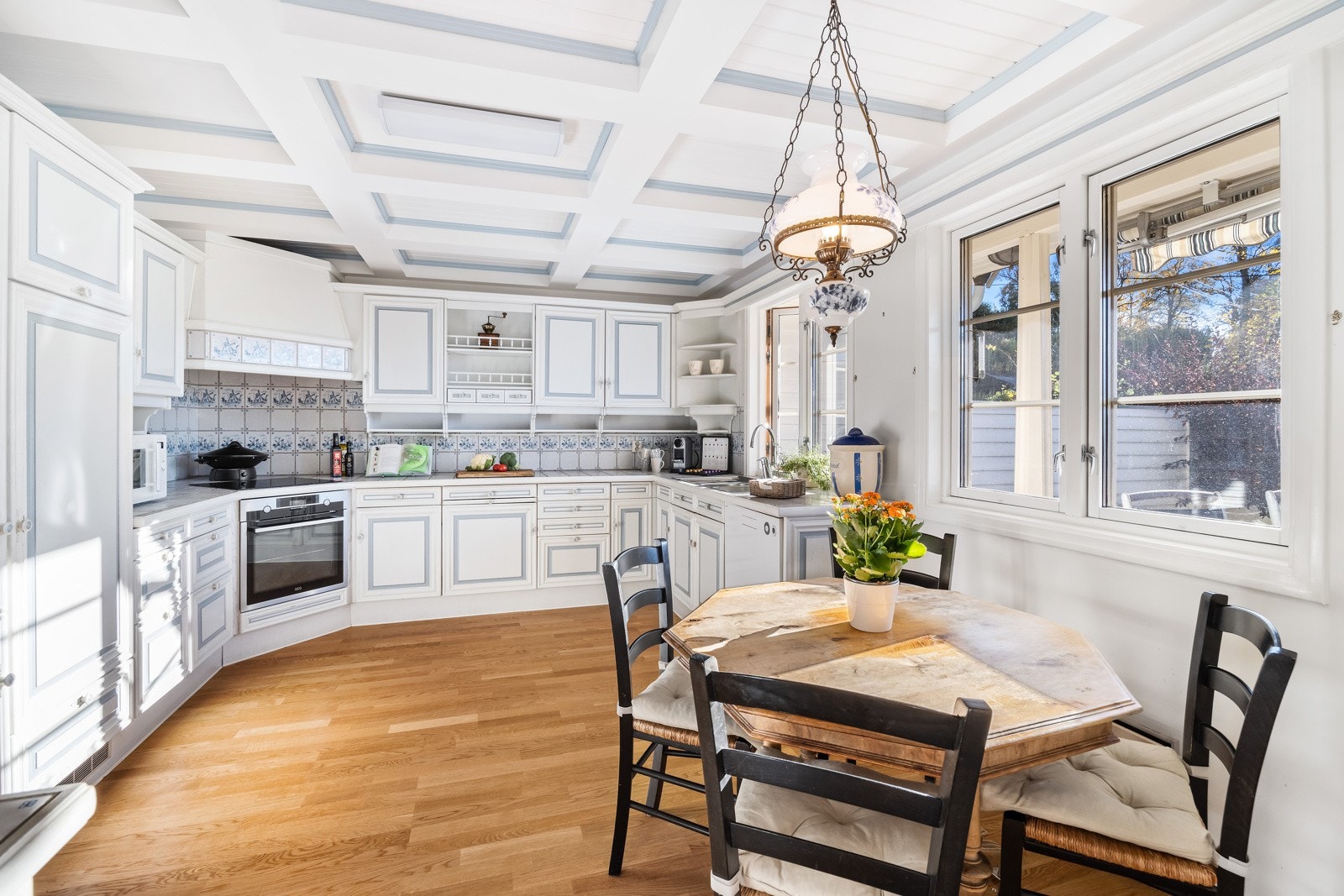 Godt utstyrt kjøkken i første etasje med innredning med profilerte trefronter. Galleribilde