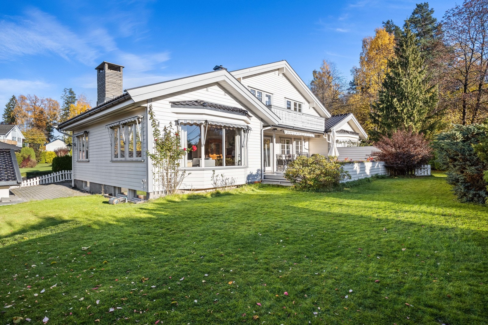 Romslig og solrik hage med god plass til lek og moro. Galleribilde