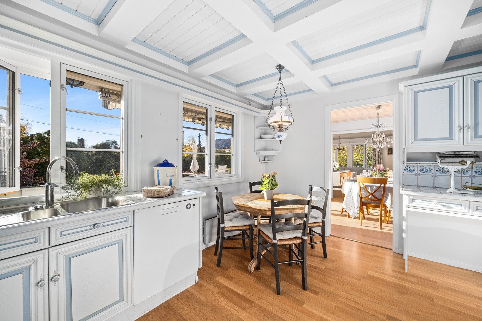 Integrert ovn, koketopp, oppvaskmaskin og kjøleskap. God plass til spisebord. Galleribilde