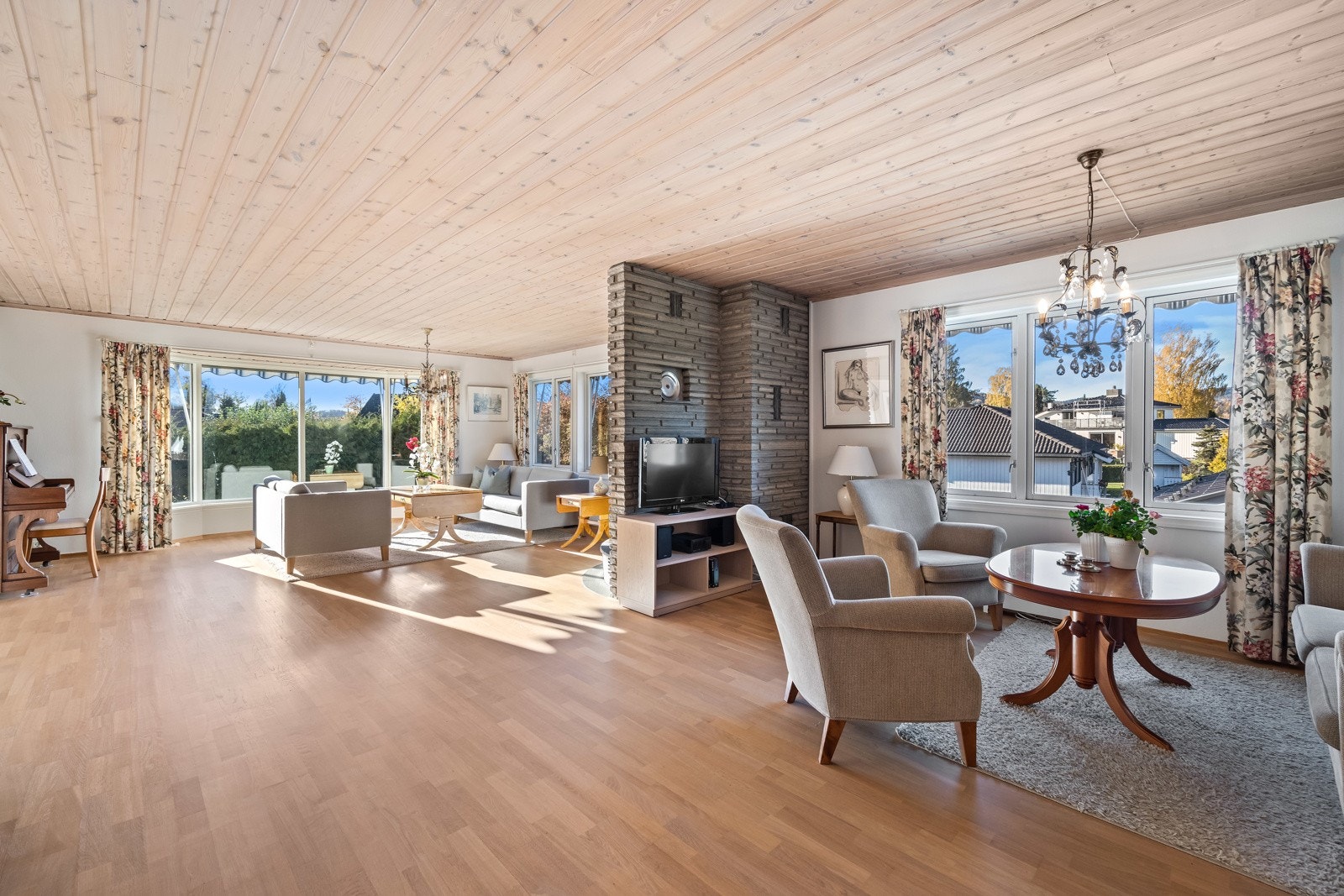 Romslig stue med plass til flere salonger. Galleribilde