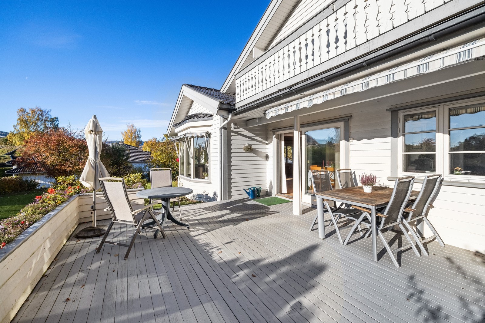 God plass til forskjellige utemøbler i ulike soner. Galleribilde