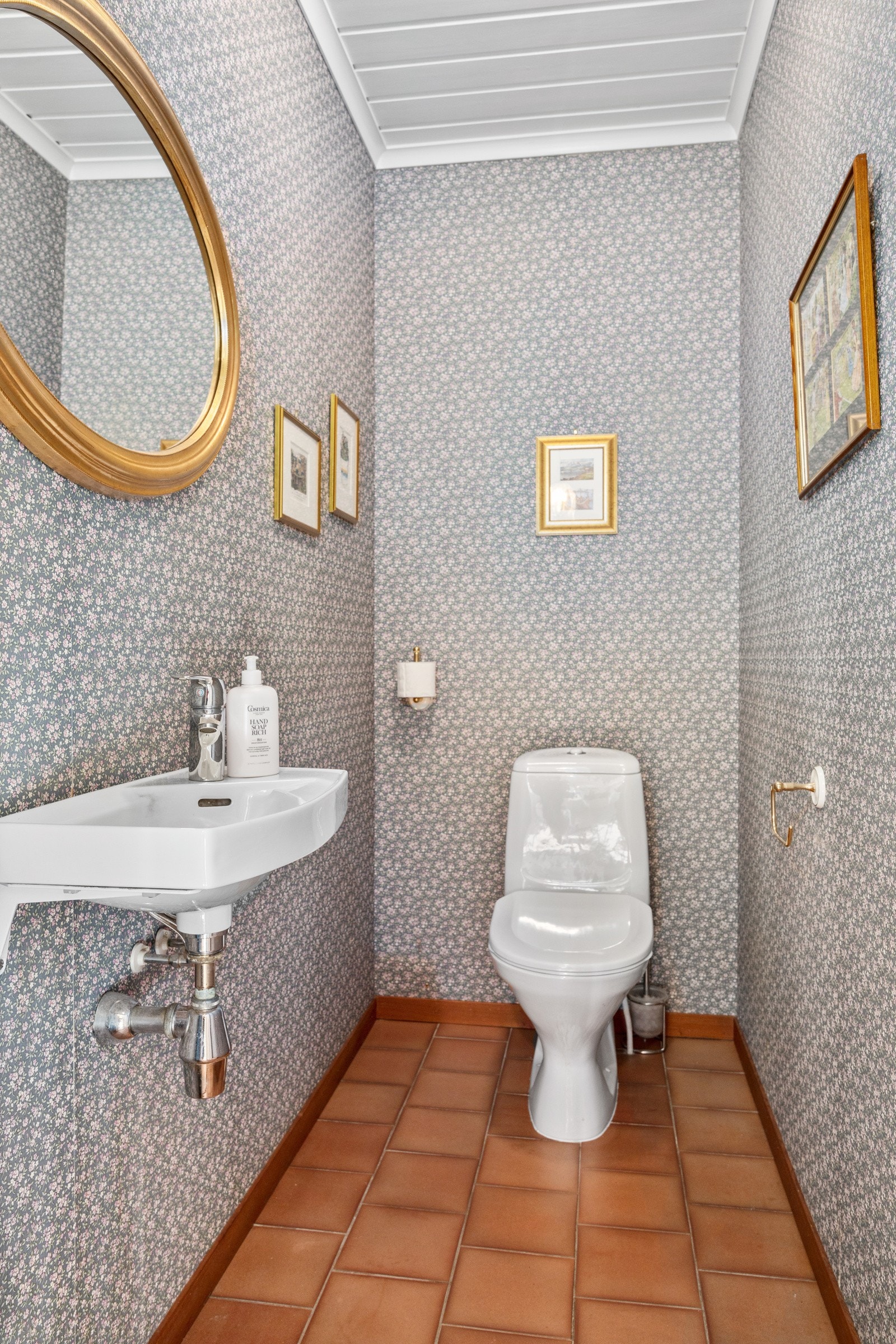 Separat toalettrom i første etasje som er innredet med WC med toalett og servant. Galleribilde